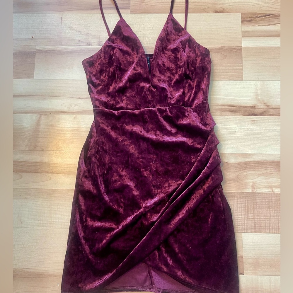 Windsor Burgundy V Neck Mini Dress Size Small